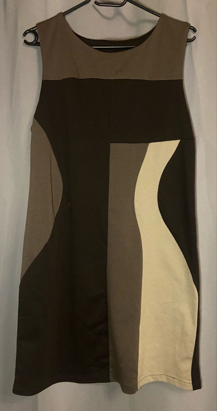 Robe chic marron et beige