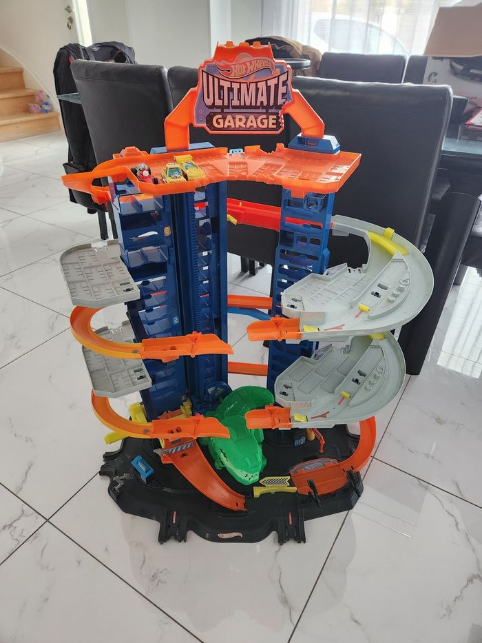 Hot wheels ultimate garage dinausore