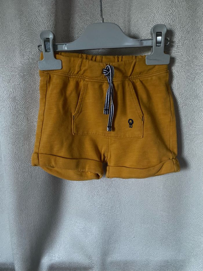 Joli petit short moutarde poche kangourou 18 mois Obaibi