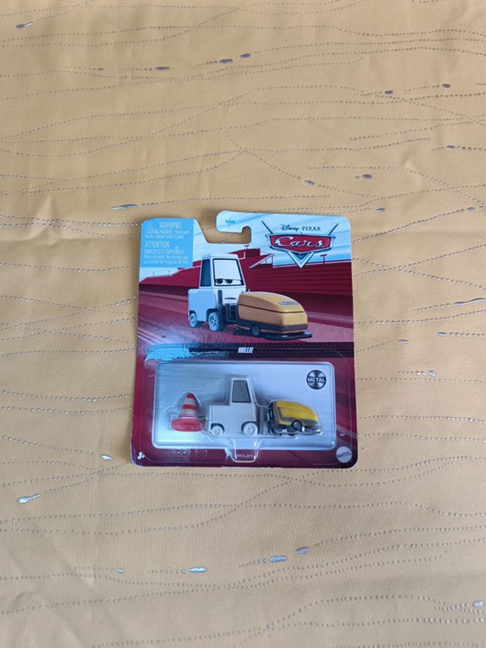 Voiture Cars Millie Disney Pixar Mattel Neuf