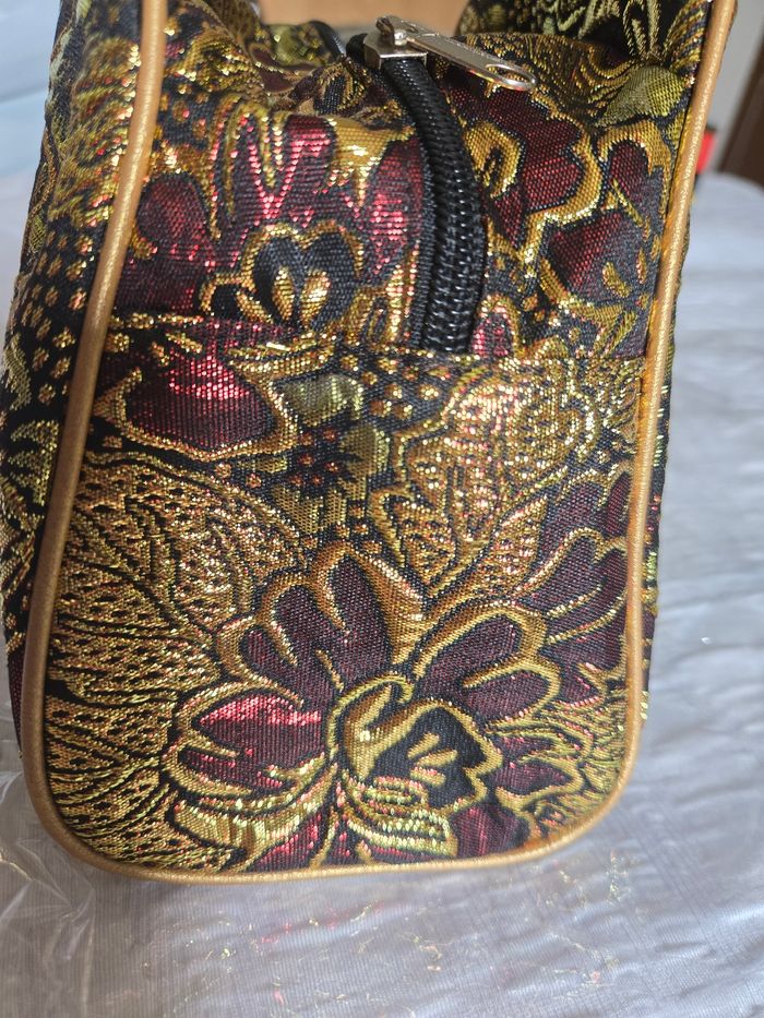 Sac à main aux broderies bordeaux et dorées - photo numéro 8