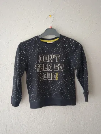 Pull noir avec motifs et écriture