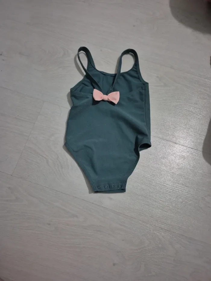 Maillot de bain vert avec nœud rose - photo numéro 3