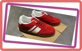 Sneakers en suédine à bandes, NEUVES, coloris Rouge, Taille 40