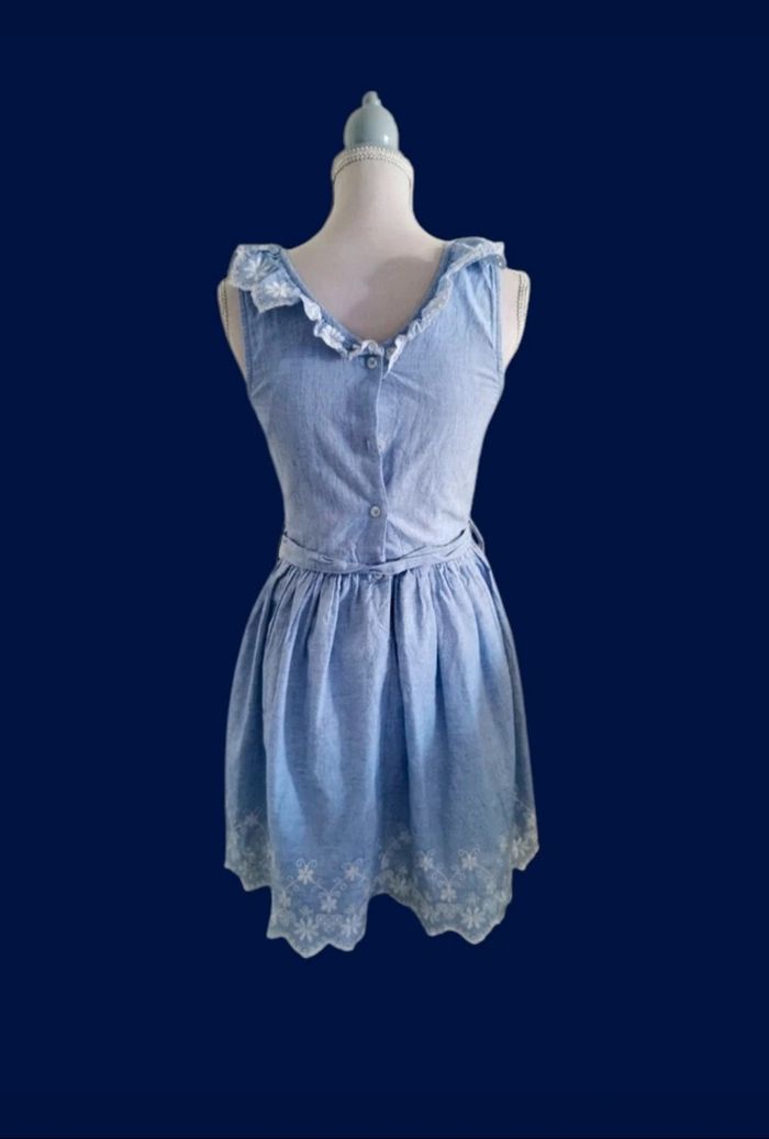 Robe bleue brodée avec froufrous et dentelles doublée ceinturée C&A taille 10 ans - photo numéro 2