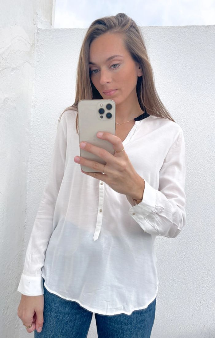 Blouse manches longues noir et blanche Zara avec boutons dorés - photo numéro 2