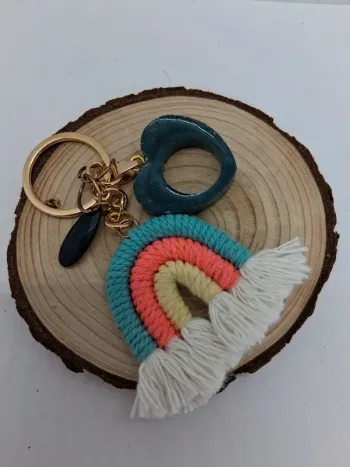 Porte cle coeur en resine et arc en ciel