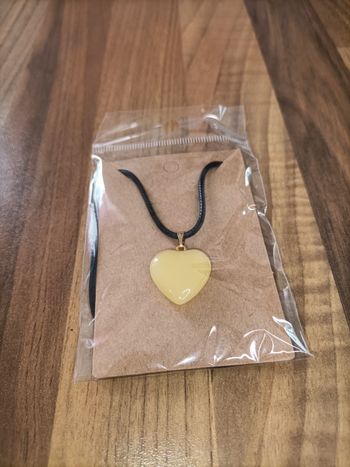 Collier neuf coeur en pierre couleur miel et cordon cuir 