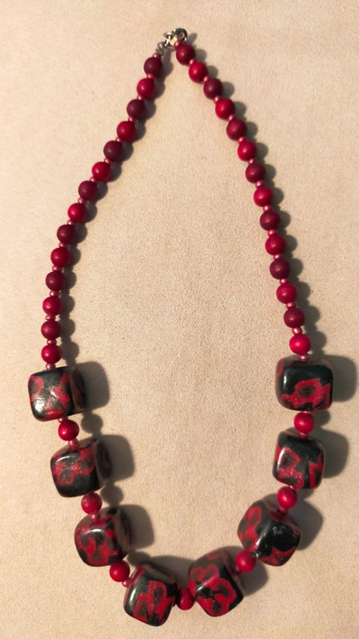 Collier vintage perles rouges & perles carrées noires à motifs rouges – Collection Terres d’Ailleurs - photo numéro 4