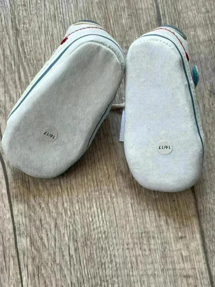 Petites chaussures neuve enfant pointure 16/17 - photo numéro 2