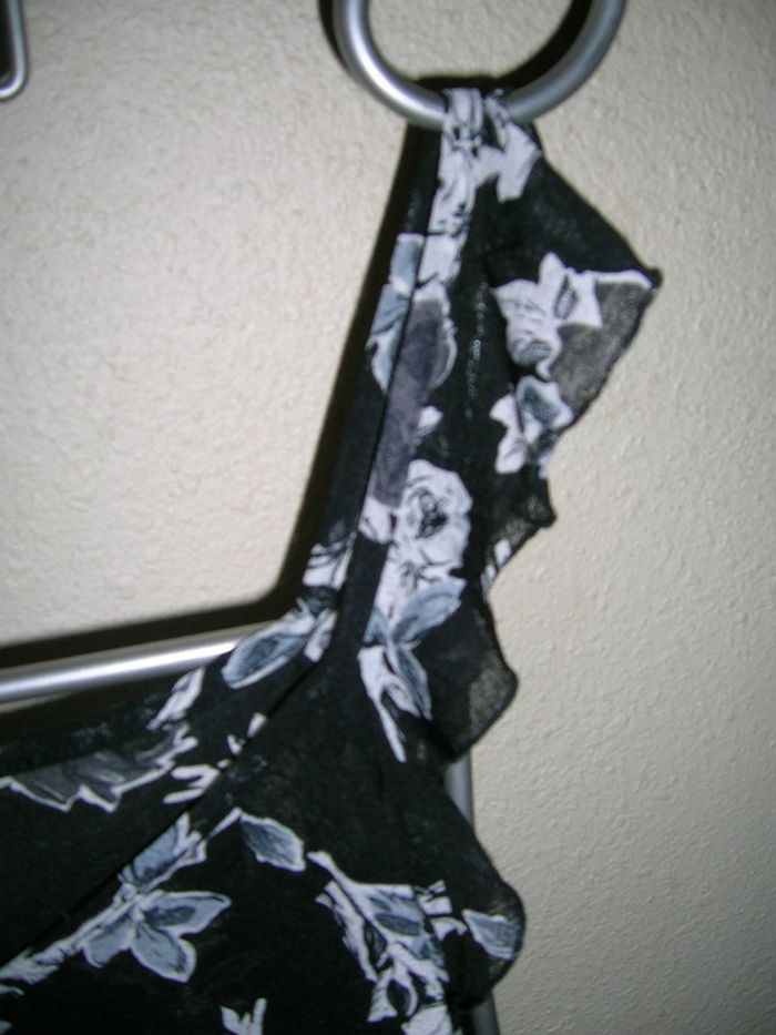 haut léger noir motifs roses Taille 38/40 neuf - photo numéro 3