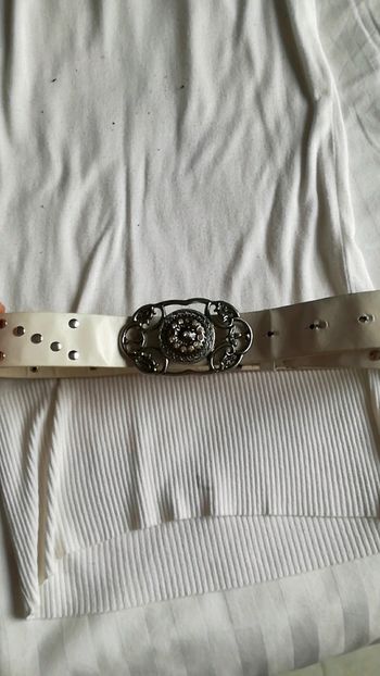 Ceinture blanche avec boucle strass et métal