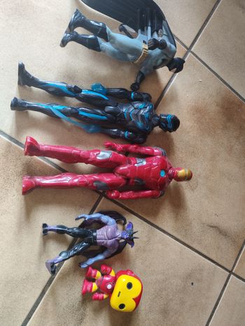 Différentes figurines Avengers