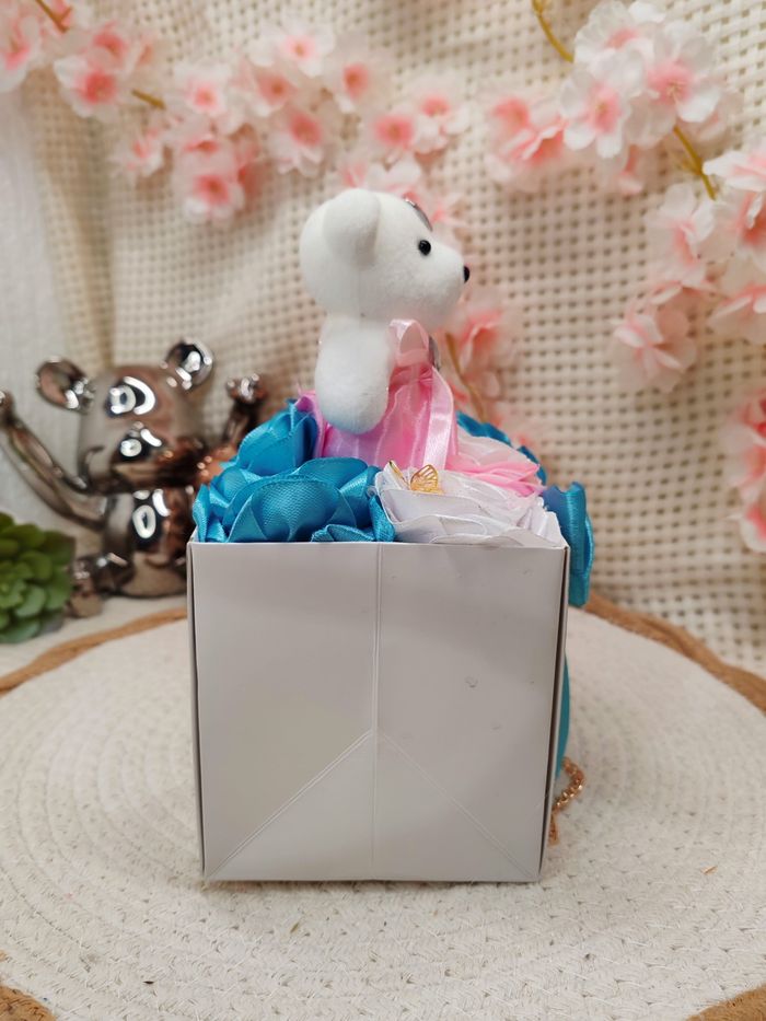 Box fleurale avec rose en satin - photo numéro 4