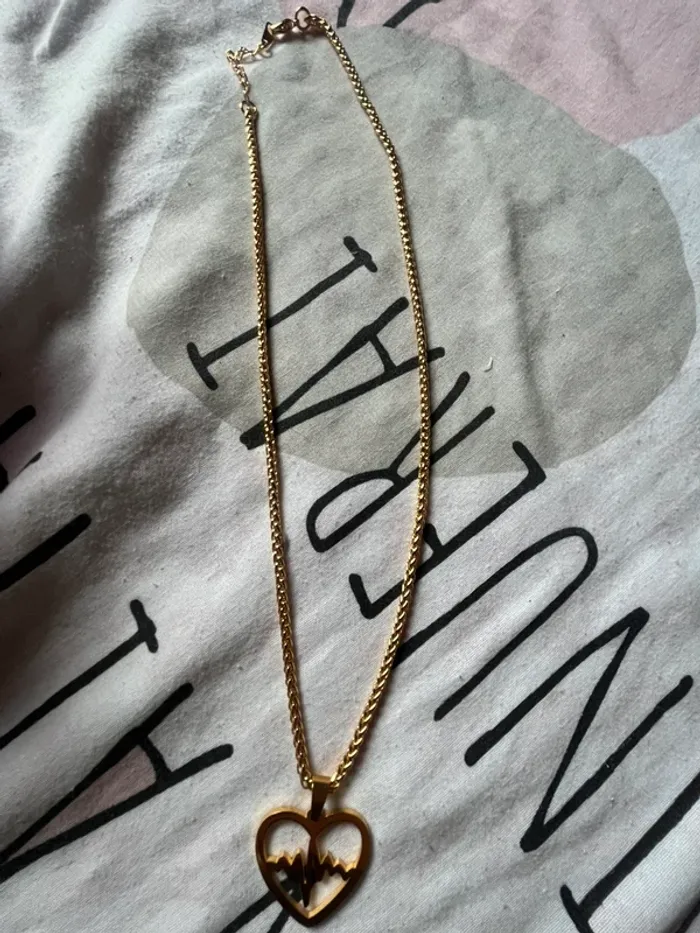Collier imitation or forme coeur