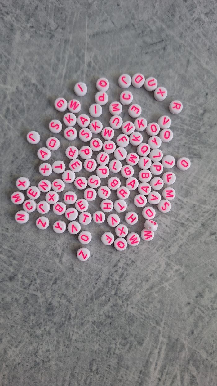Perles blanches lettres roses