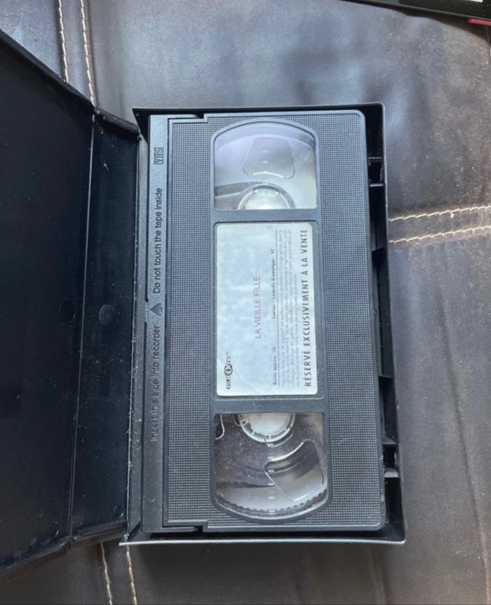 La vieille fille cassette vhs Annie Girardot et Philippe noiret - photo numéro 3
