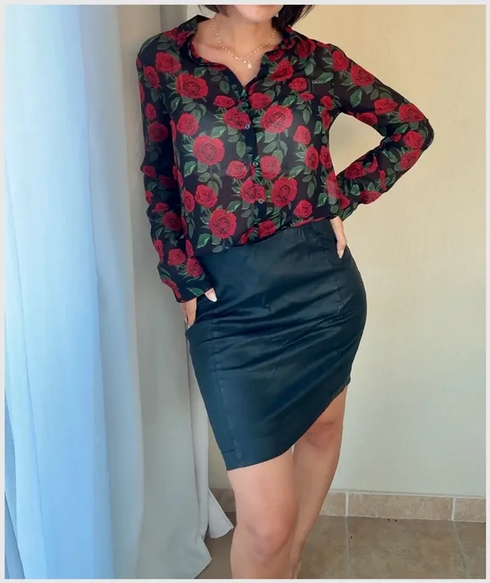 Chemise Les petites Bombes noire et roses rouges S très bon état - photo numéro 2