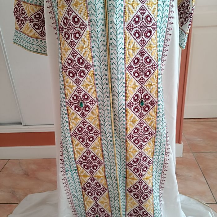 Caftan takchita robe de soirée blanche brodée - photo numéro 7