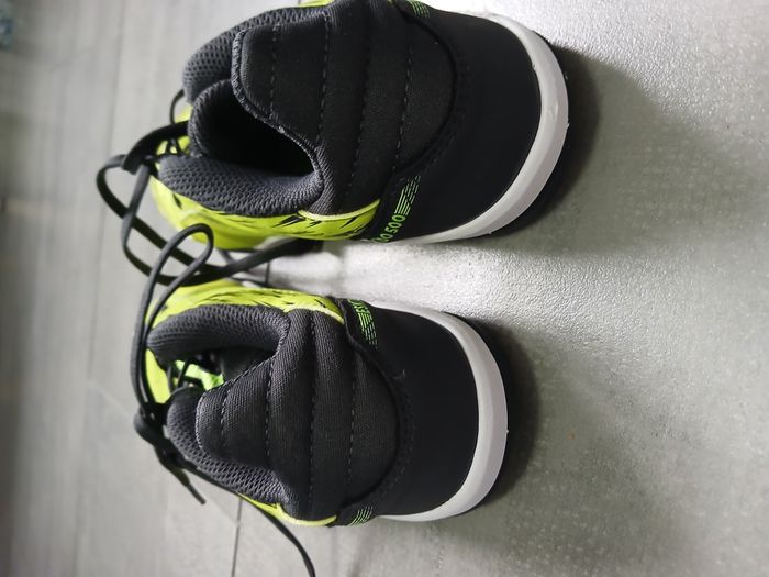 Baskets Decathlon T.35 futsal - photo numéro 4