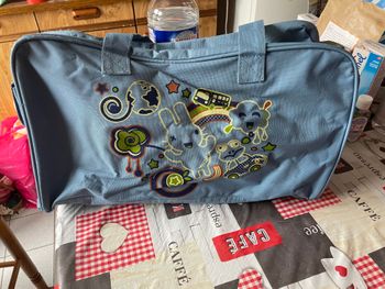 Sac pour enfant bleu à motifs.