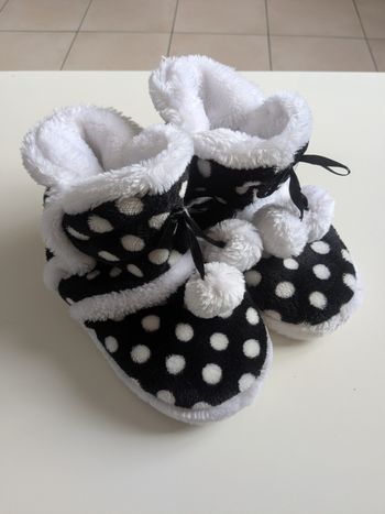 Chaussons duveteux fille noir et blanc 30