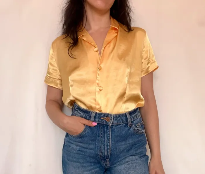 Chemise en satin jaune