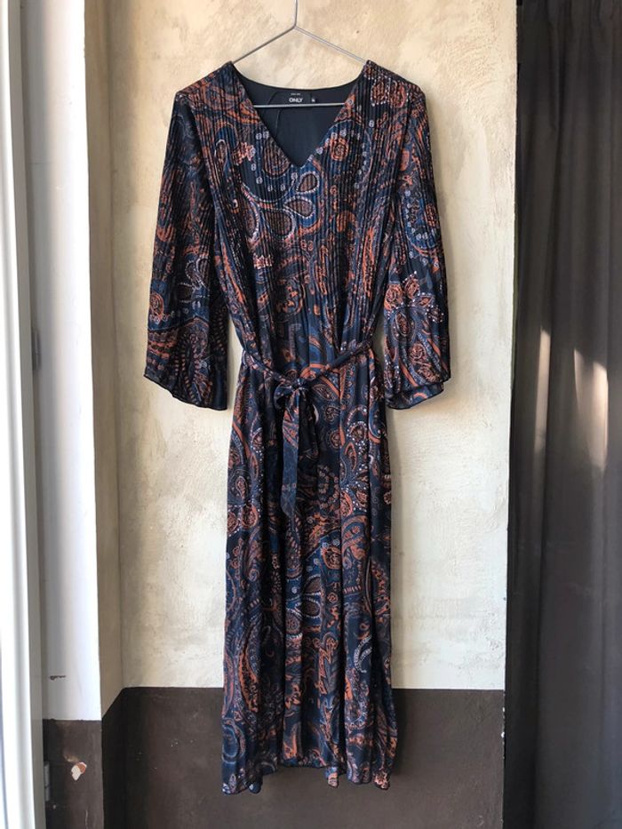 Robe bohème ceinturé à motifs cachemire Only M