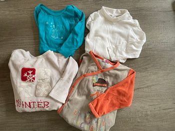 Lot pyjamas/bodies 24 mois