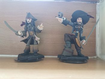 2 figurines disney/pirates des caraïbes