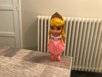 Figurine mini poupée aurore belle au bois dormant