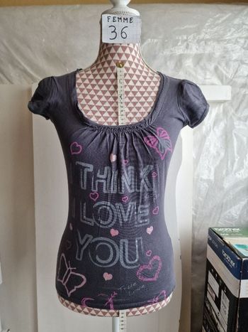 Tee-shirt, gris, à motif rose,en coton, en très très bon état, longueur 57cm, marque Cache Cache =4€