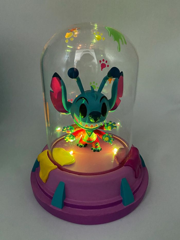 Figurine Disney Stitch Madly Mischievous par Lewis Whitman / Lumineuse / Dôme en verre - photo numéro 10