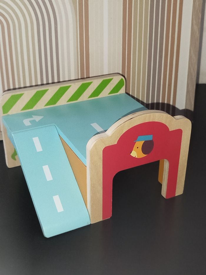 🟣 Djeco Petit garage en bois et véhicules - photo numéro 6
