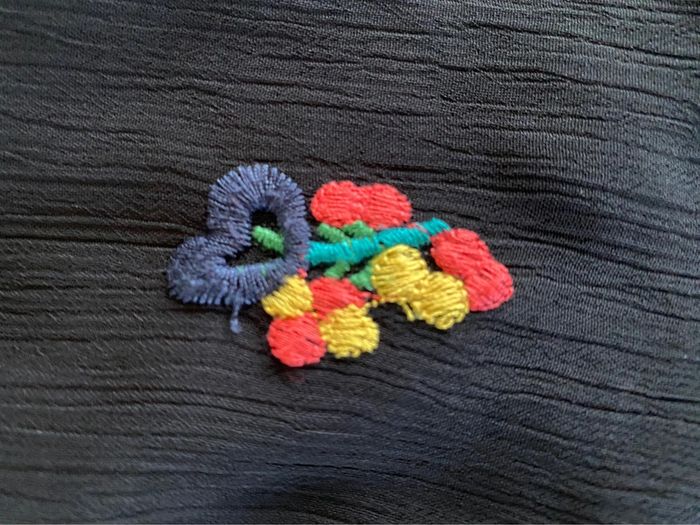 Blouse Miss Glammy Paris noire avec broderies fleurs multicolores taille 40 - photo numéro 11