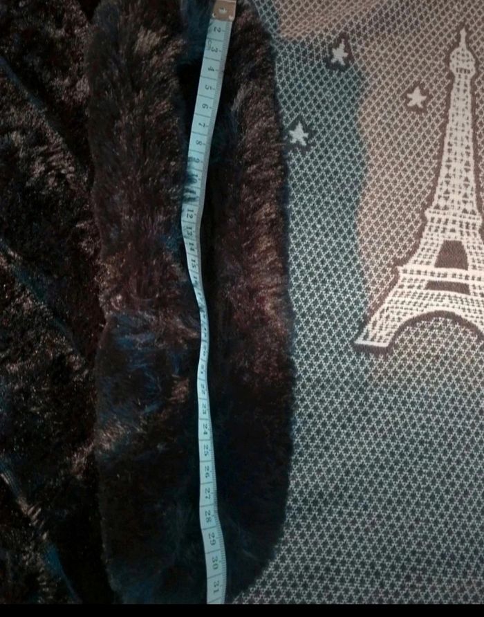 Poncho noir fausse fourrure - photo numéro 9