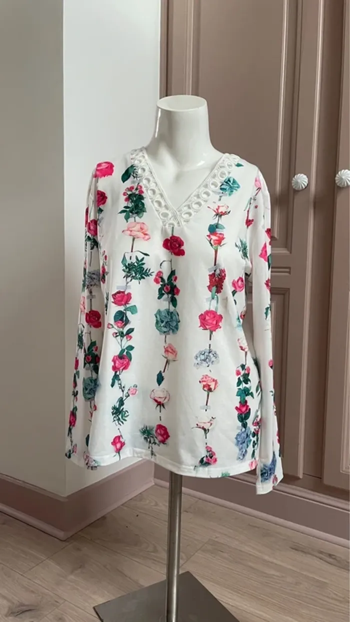 Blouse blanche avec fleurs