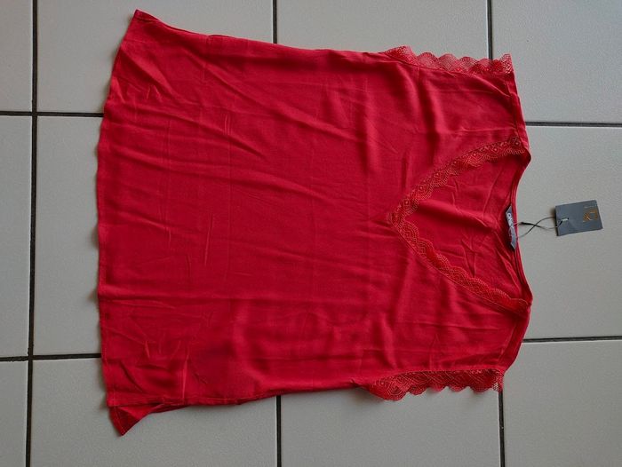 blouse / haut rouge avec bord dentelles ONLY taille 36 NEUVE avec étiquette - photo numéro 5