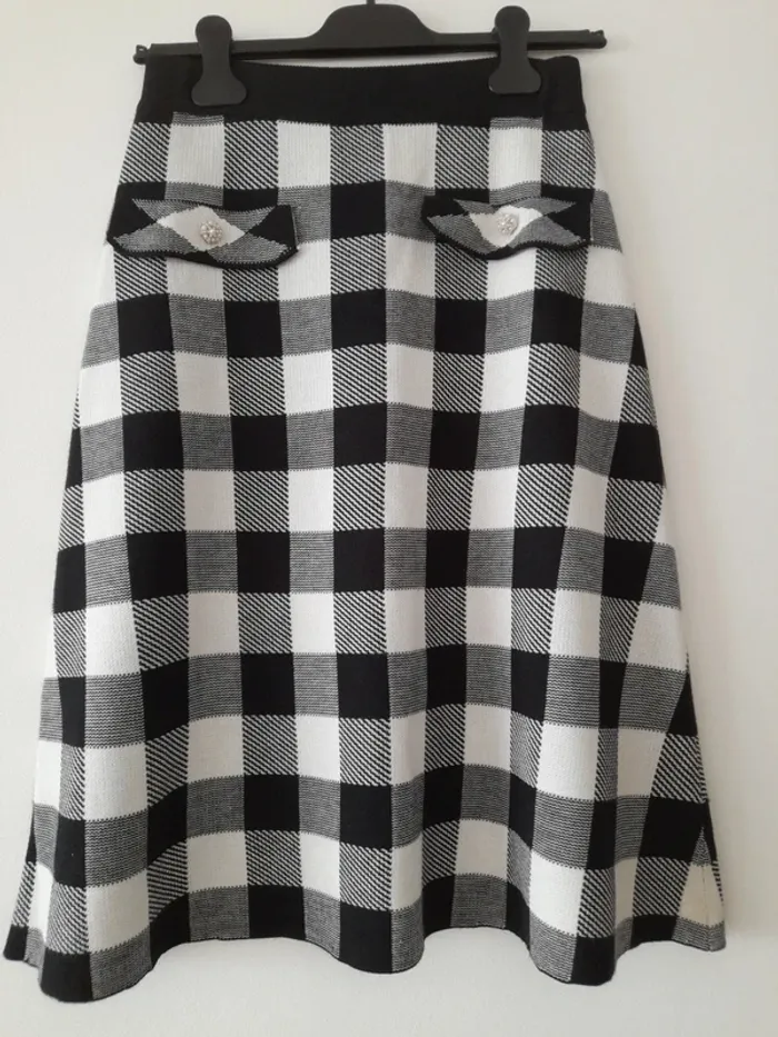 Jupe à carreaux forme évasée.