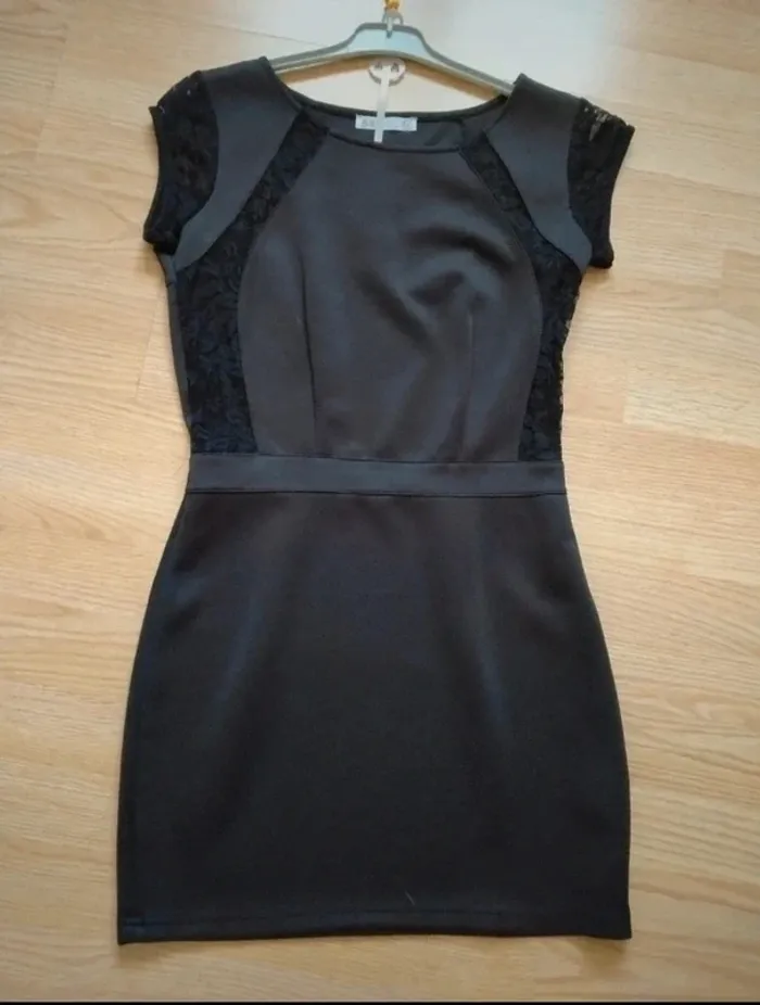 Robe courte. Noire. Femme . B&K style.
Taille M - photo numéro 3