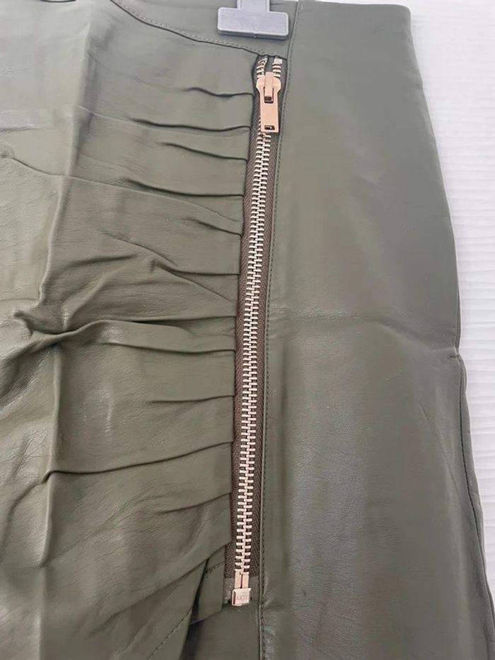 Mini-jupe sexy en cuir droite moulante vert kaki effet froncé plissé et fermeture éclair - photo numéro 2