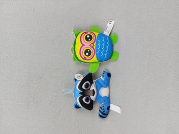 Lot de 2 petites peluches hibou 16 cm et raton laveur 13 cm à suspendre NEUF