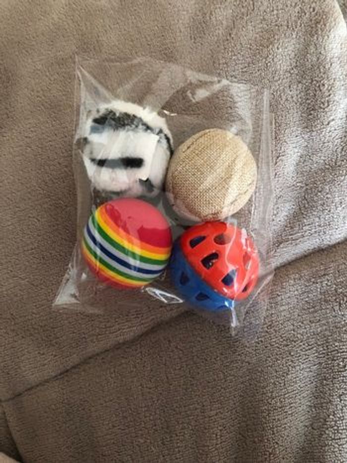 Jeu de balles  pour chat neuves