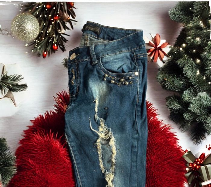 Jeans délavé, troué avec strass - photo numéro 2