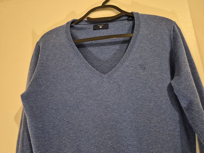 Pull col V de la marque GANT bleu taille S en parfait état  70% de cotton et 30% de laine - photo numéro 3