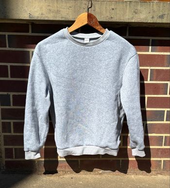 🩶 Sweat gris col rond – 13 ans 