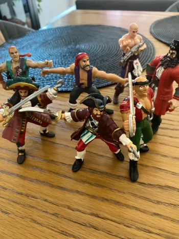 Lot de 7 figurines pirates