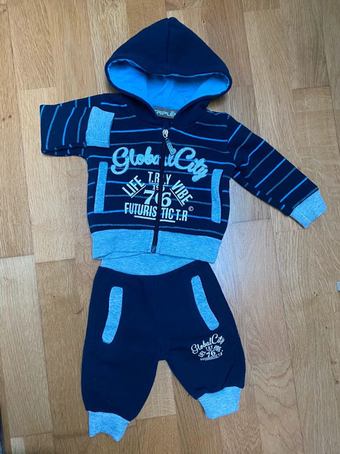 Jogging avec capuche 3 mois