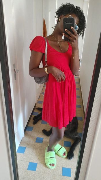 Magnifique rouge brillant vibrant petite manche bouffante col rond