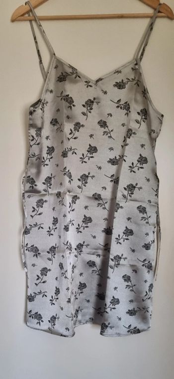 Nuisette grise à fleurs